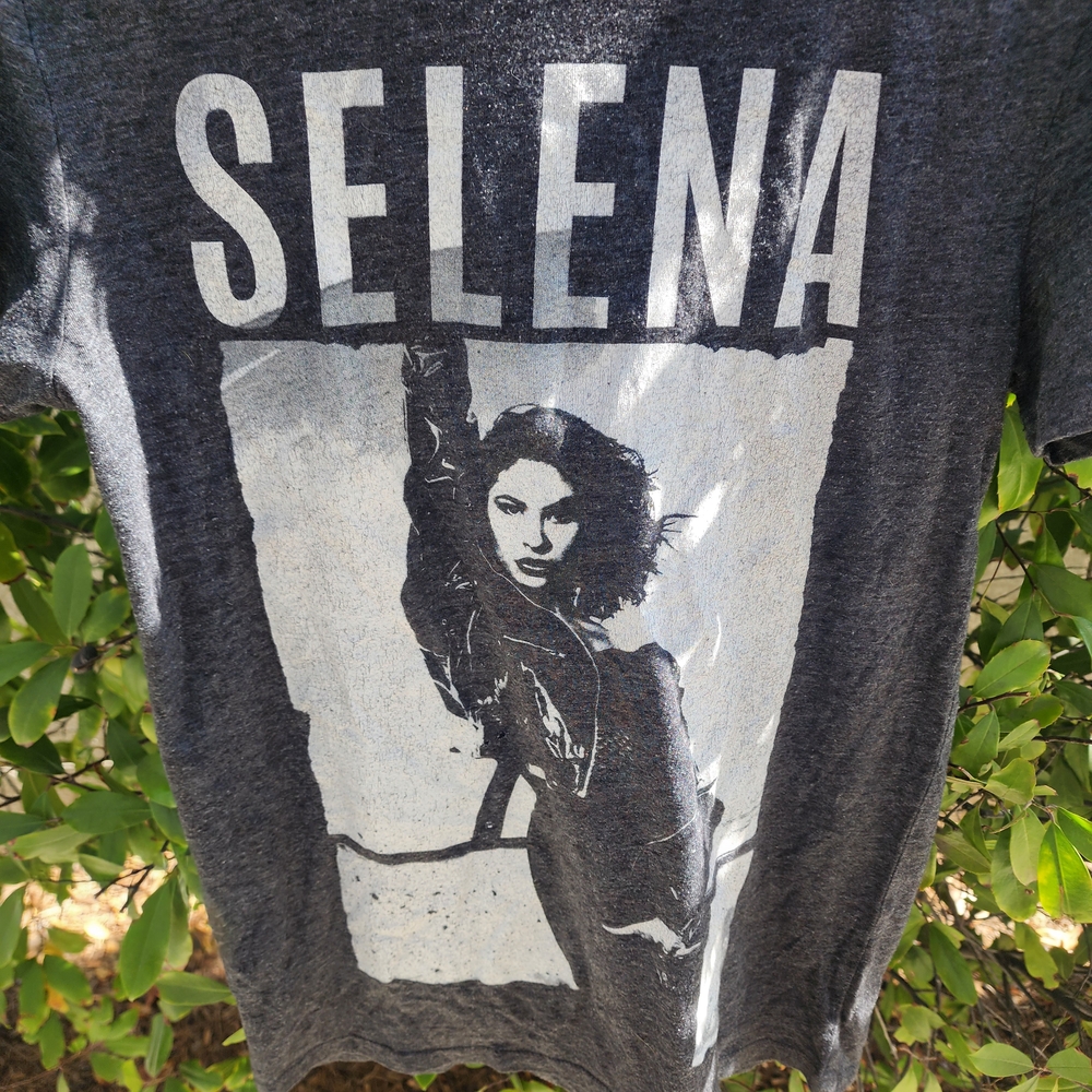SELENA QUINTANILLA Gray Graphic T-Shirt 🚨has 2 Small Holes (See Last 3 Pixs)